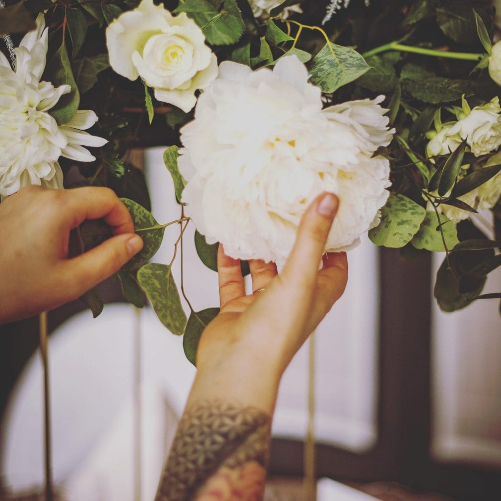 Julie de ses mains créer la magie florale