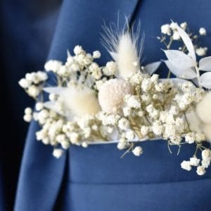 Boutonnière en gypsophile , épurée et élégante création de l'atelier de Julie