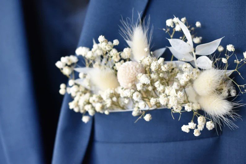 Boutonnière en gypsophile , épurée et élégante création de l'atelier de Julie